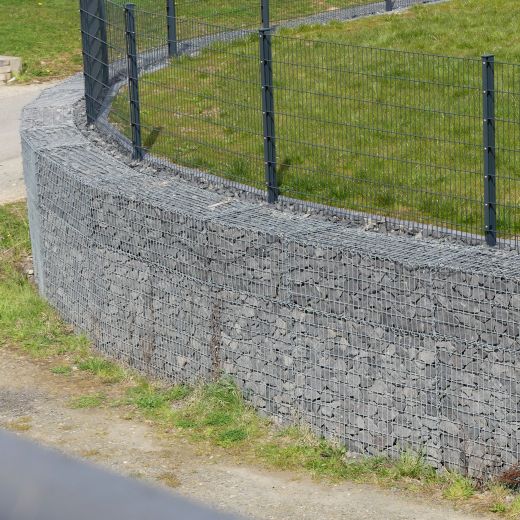 Gabionenmauer 150cm an der Straße in Rundung gebaut