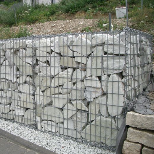 Gabionenwand 100x100cm als Stützmauer an Grundstücksgrenze