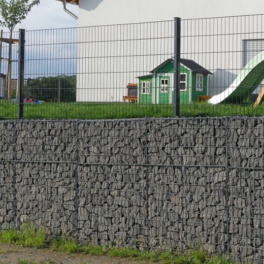 Gabionenmauer 1,5m mit Zaun für den Garten