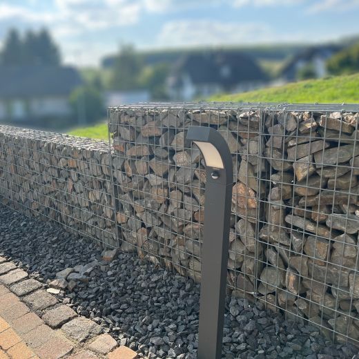 Gabionenzaun 25x100cm abgestuft als Gartenmauer