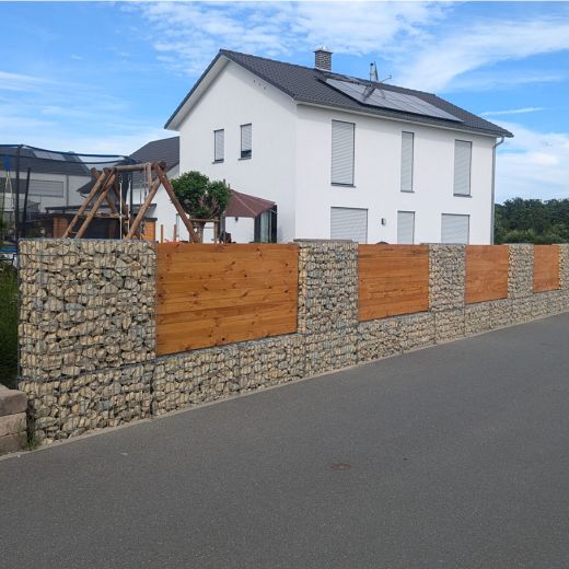 Gabionenzaun 25x150cm kombiniert mit Holz als moderner Sichtschutz