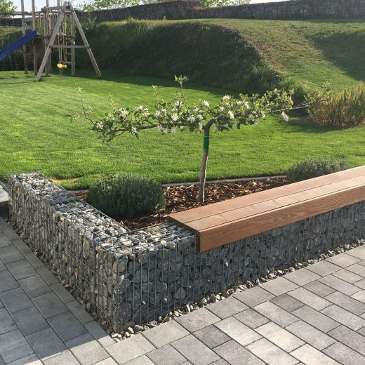 Gabionenzaun 25x50cm als Beeteinfassung mit Sitzauflage