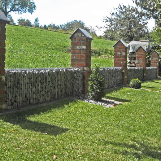 Gabionen 25x50cm als Gartenmauer kombiniert mit gemauerten Säulen